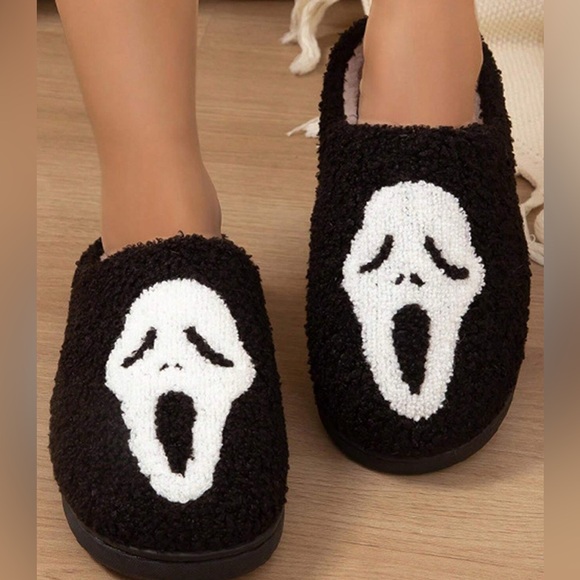 NEW [Shein] “Scream” Mask Villain Warm Slippers Indoor/Outdoor Shoes Sz W 7-8 - Picture 2 of 7